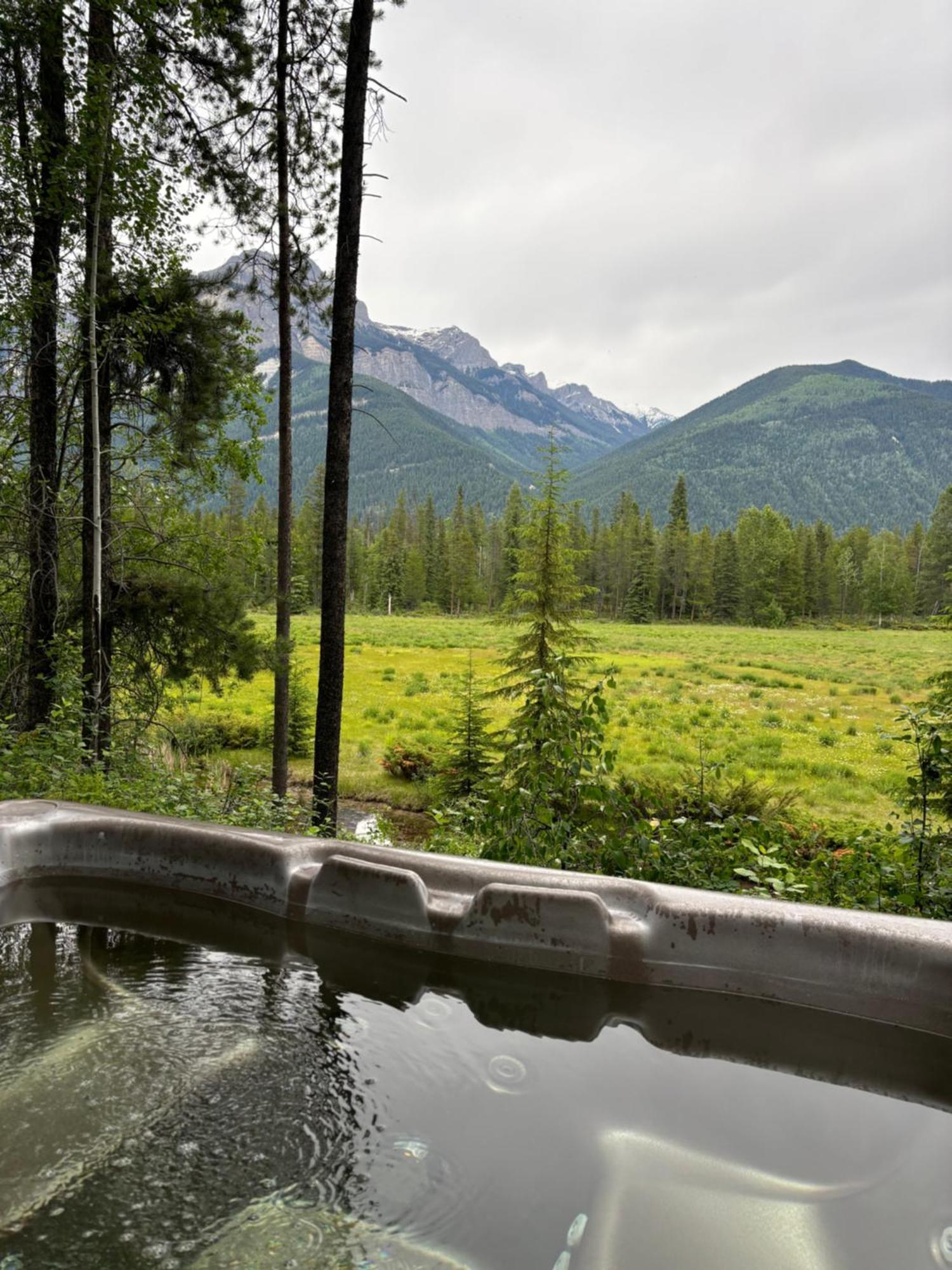 Rocky Mountain Cabins And Home Golden Exterior foto